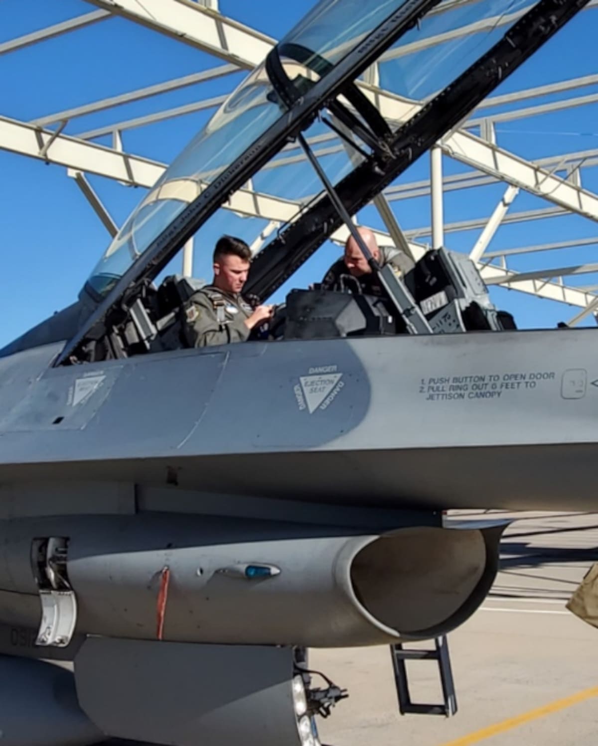 Paul Skenes en pruebas como piloto de la Academia de la Fuerza Aérea de los Estados Unidos.