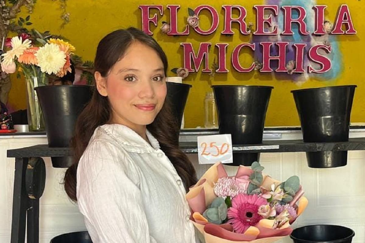A sus 25 años, Leslie vende flores para reunir 250 mil pesos y pagar una cirugía contra la endometriosis