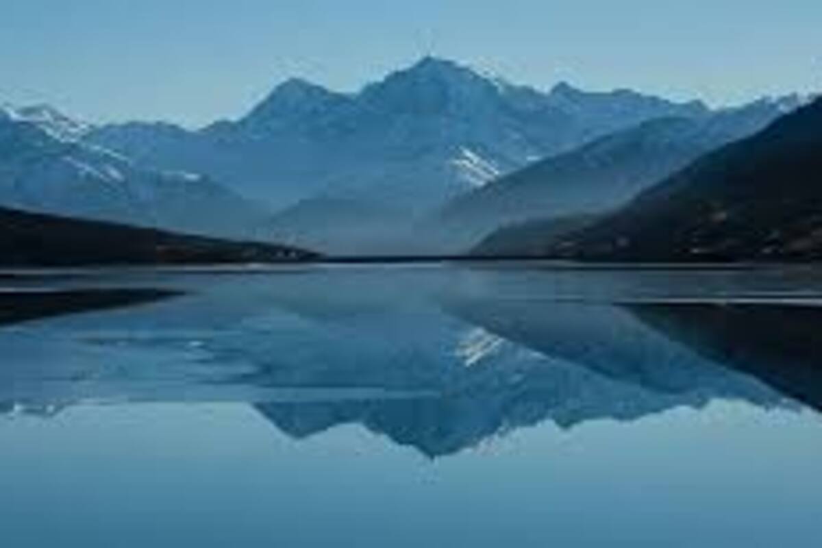Capta un objeto desconocido en un lago, donde los lugareños dicen que vive un monstruo