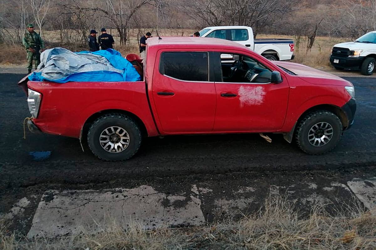 Abandonan 12 cuerpos en una camioneta en el límite de Michoacán y Guerrero