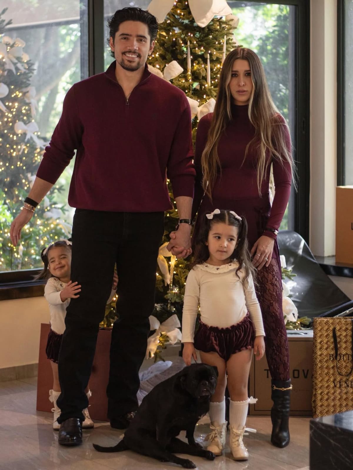 Alexis Fernández se hizo acompar por sus hijas, esposa y mascota.