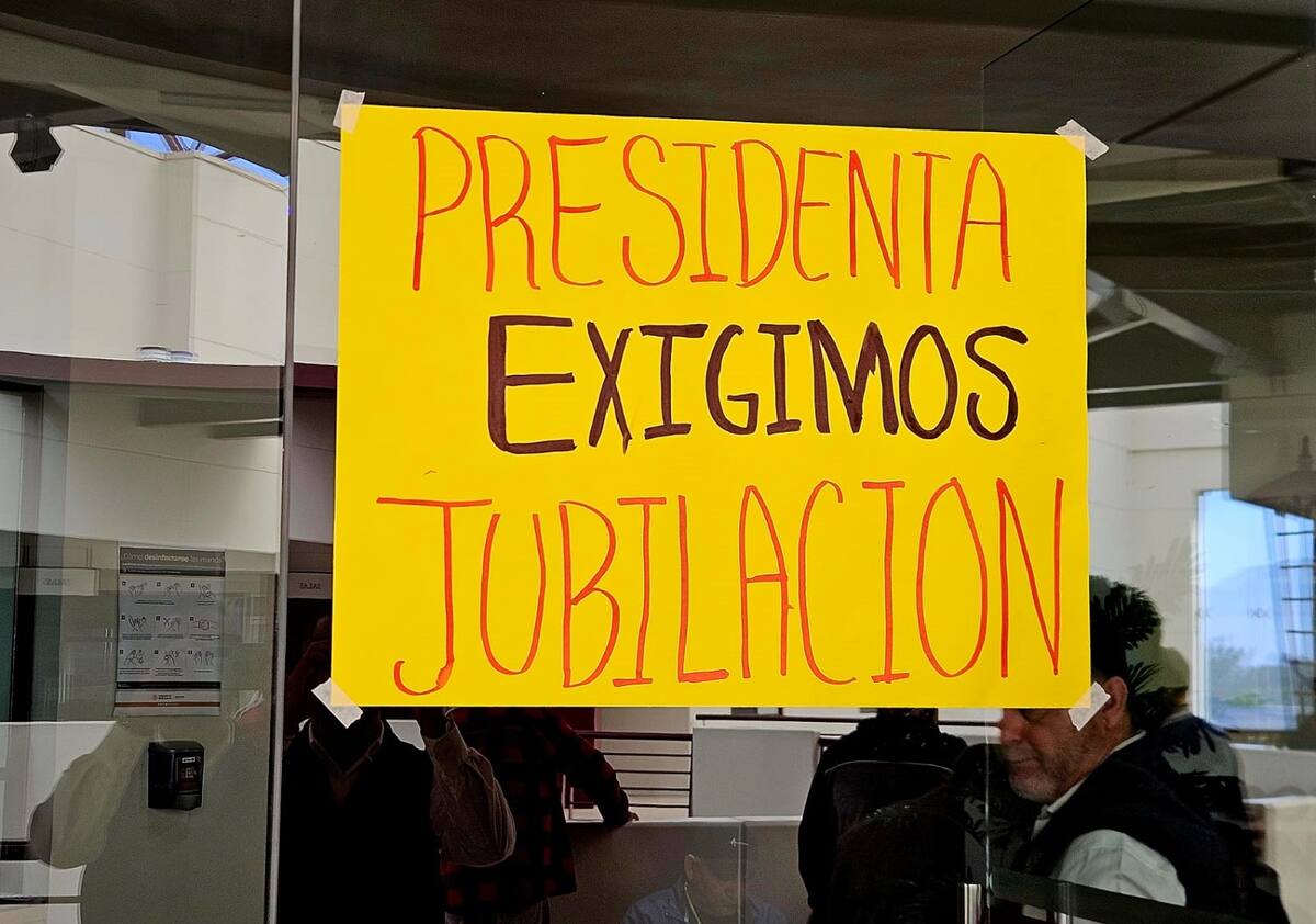 Hay 61 prejubilados esperando que la presidenta municipal, Claudia Agatón Muñiz, cumpla el compromiso de gestión de pago de jubilados y pensiones.