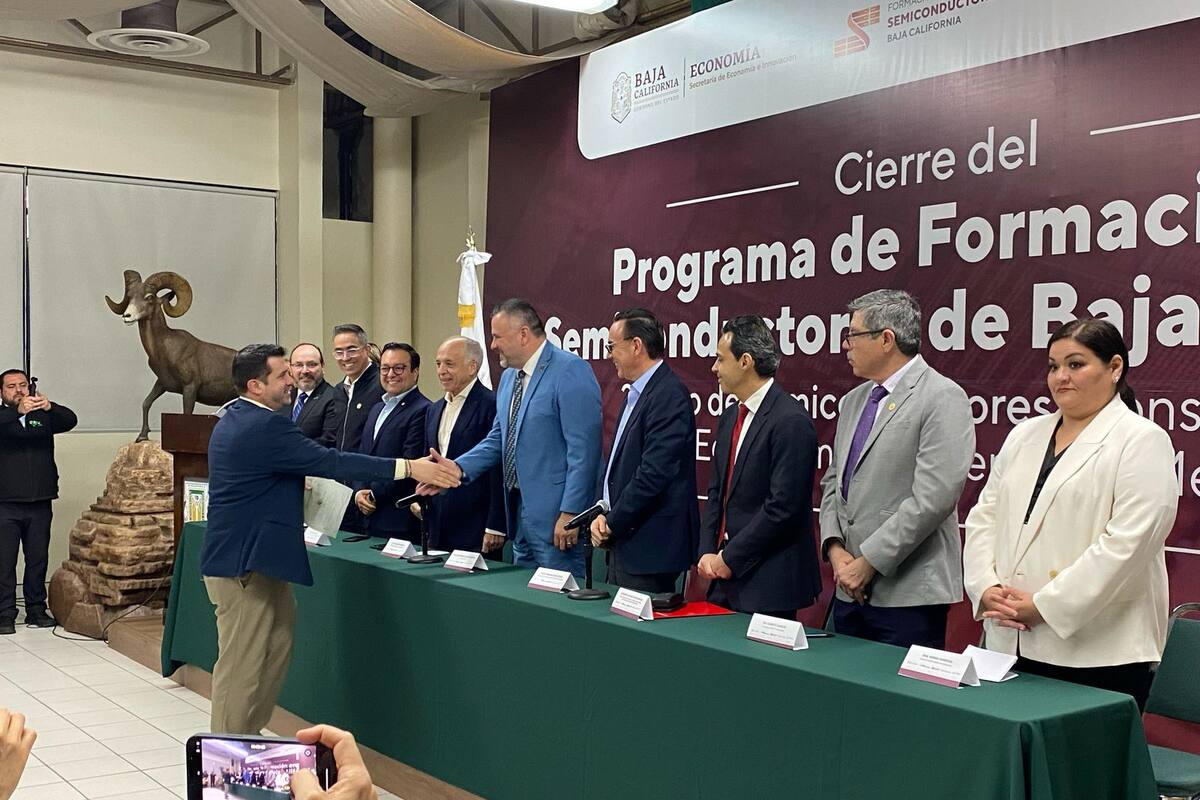 Se gradúan 128 docentes de especialidad en semiconductores