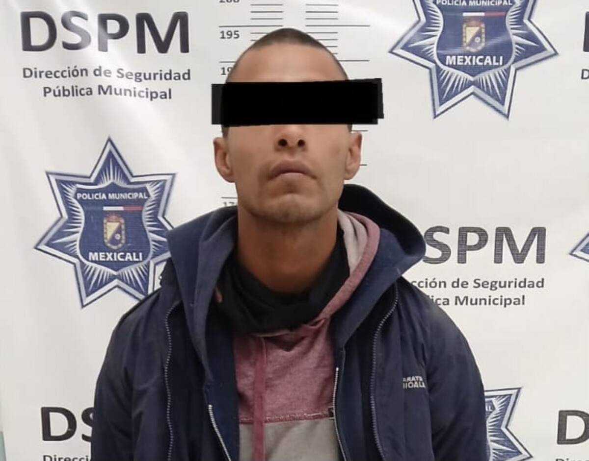 Dos hombres armados que circulaban a exceso de velocidad en una motocicleta sin placas fueron detenidos por agentes municipales en el residencial Montecarlo. Foto: Cortesía