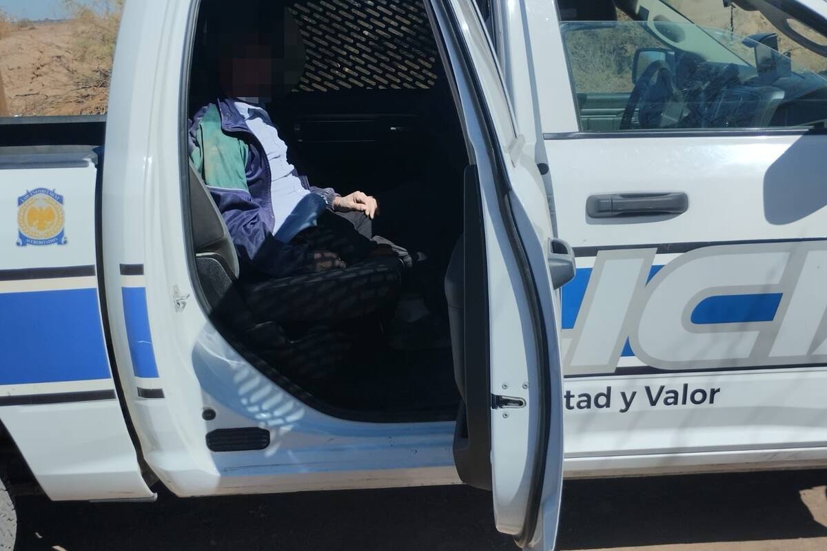 Policías municipales auxilian a persona desorientada en estado de vulnerabilidad