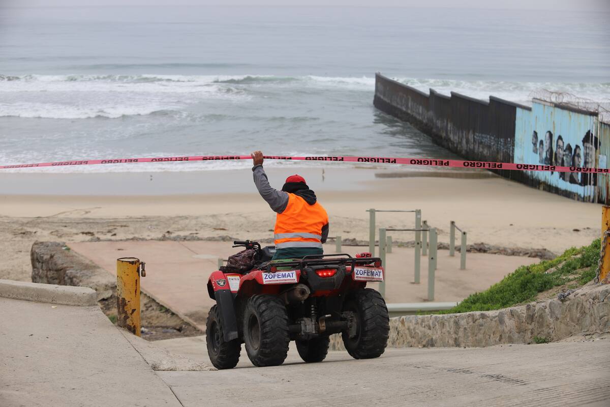 Cierran playas de Tijuana por derrame de aguas negras