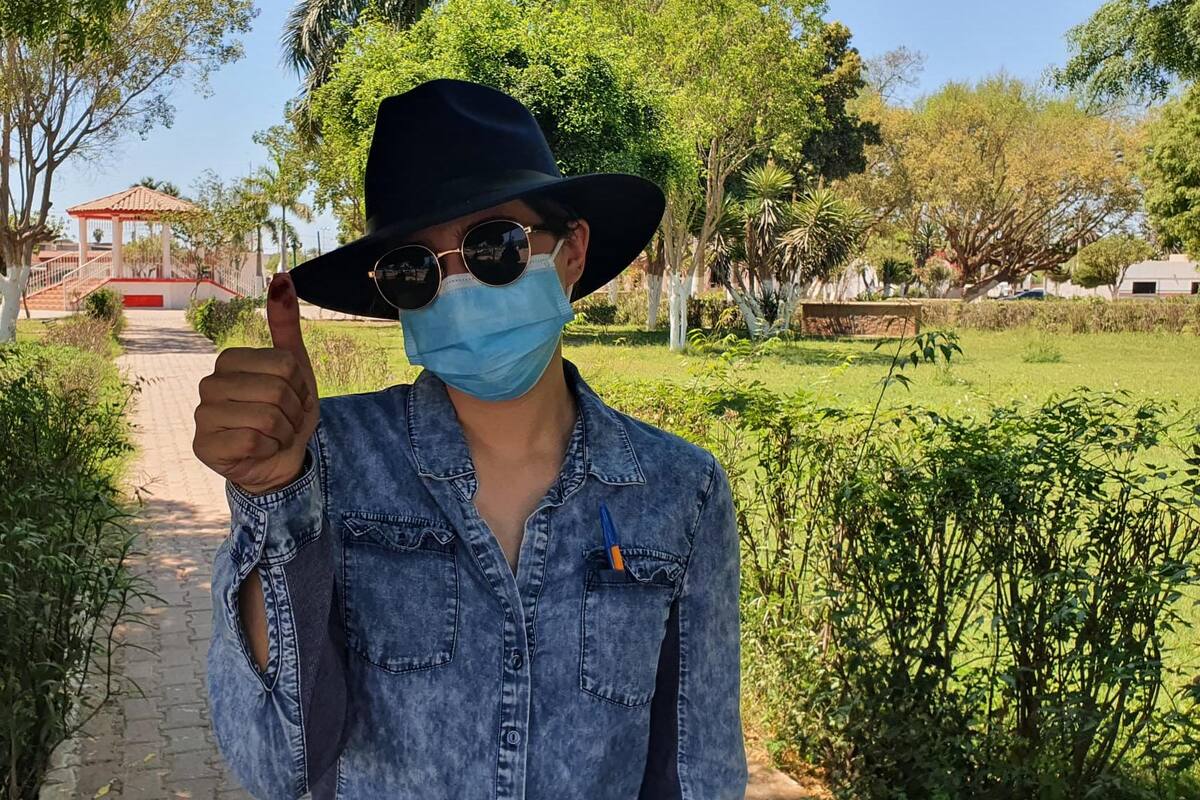 A sus 19 años Gilda acude a votar por primera vez en Bácum
