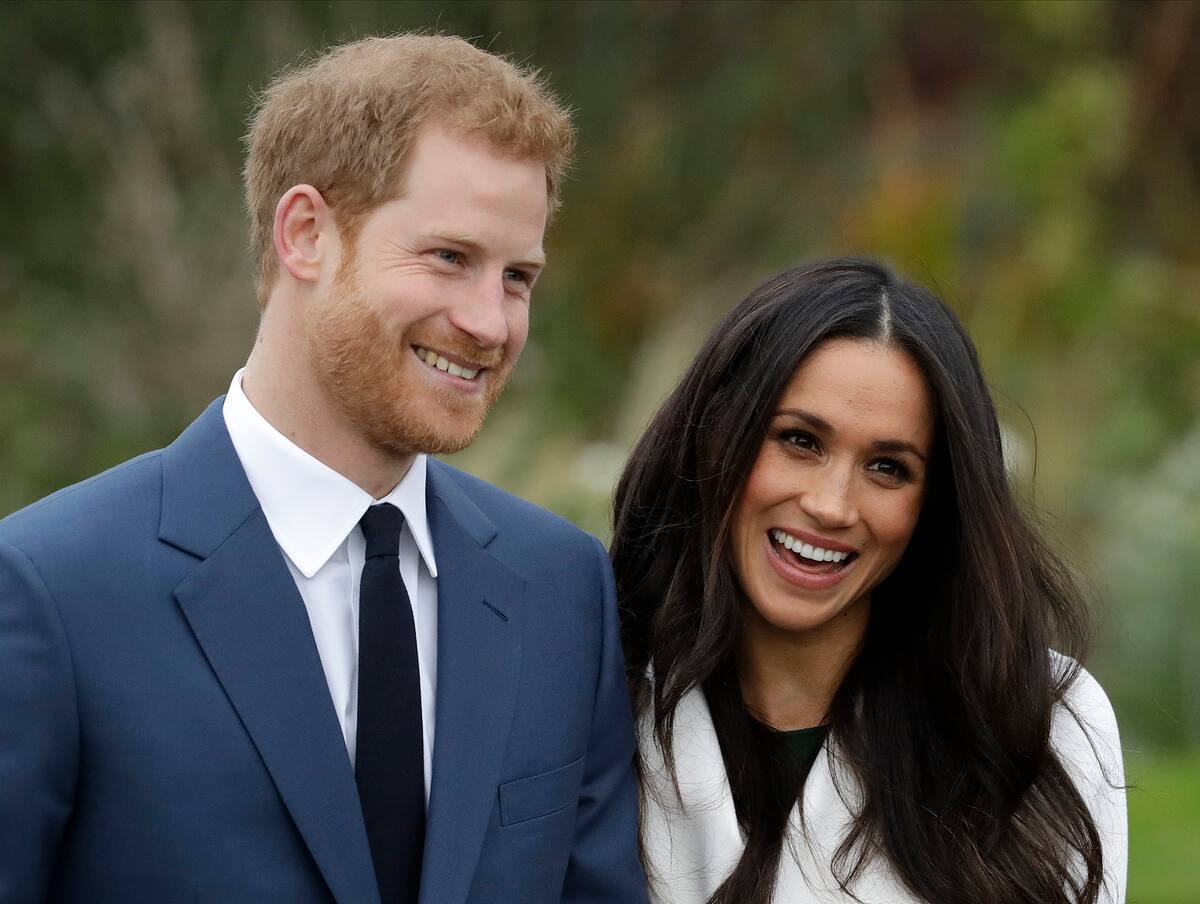 Foto de archivo del lunes 27 de noviembre de 2017, del príncipe Enrique y su entonces prometida Meghan Markle posando para la prensa durante una sesión de fotos en el palacio de Kensington, en Londres. (AP Foto/Matt Dunham, Archivo)