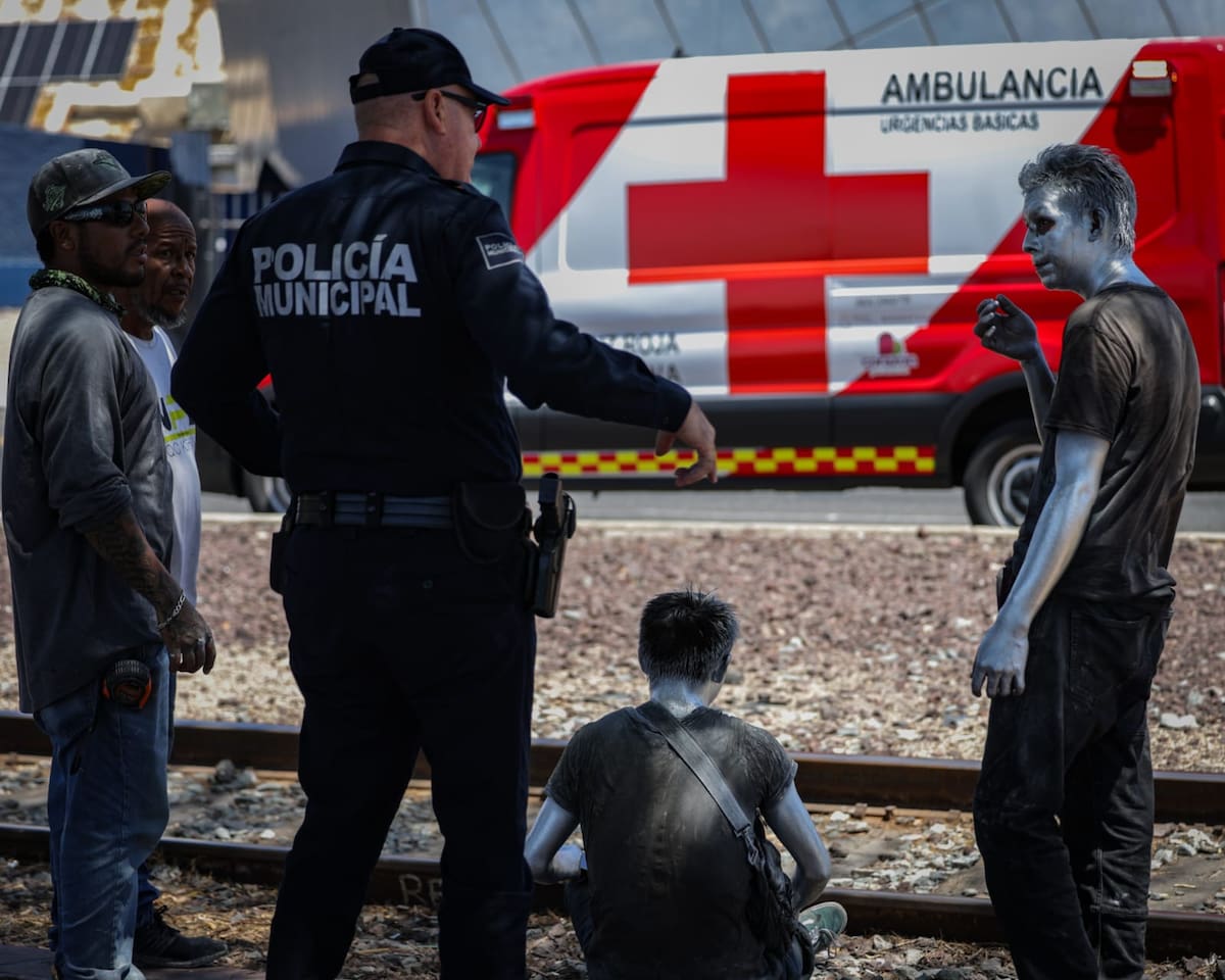 Tras confirmarse que tenía síntomas de agotamiento por calor, fue trasladado al Hospital General para su atención médica.│Foto: Javier Gallegos