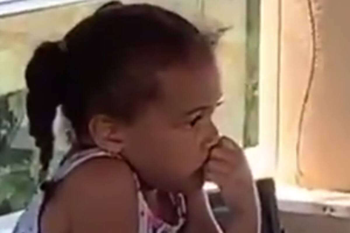 VIDEO: Pequeña vacacionista de 3 años ordena leche en un bar de la piscina