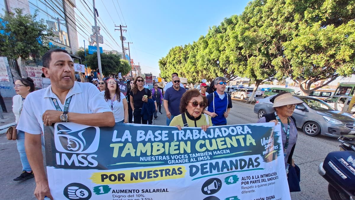 Protestan pacientes y trabajadores del IMSS por falta de medicamentos en Tijuana
