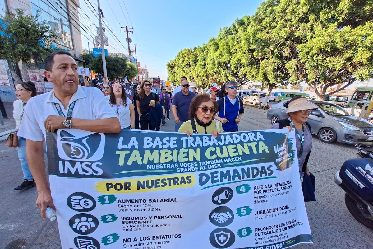Protestan pacientes y trabajadores del IMSS por falta de medicamentos en Tijuana