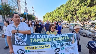 Protestan pacientes y trabajadores del IMSS por falta de medicamentos en Tijuana