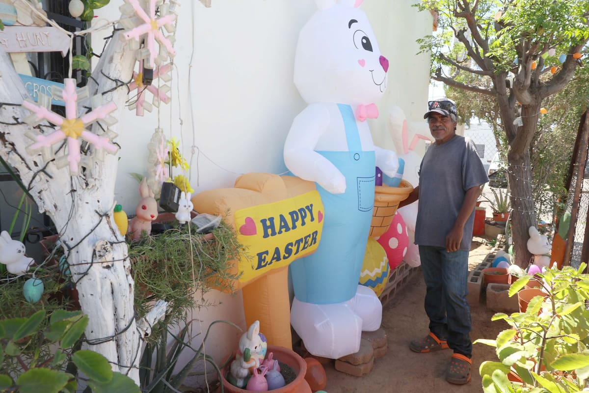 La familia Corella González mantiene viva la tradición de decorar su hogar en fechas como Navidad, Halloween y Día de Pascua, invitando a los vecinos a disfrutar de su creatividad y colorido.