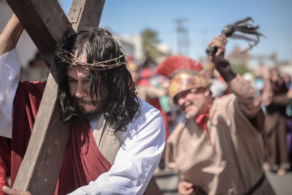 Acuden cientos de mexicalenses al tradicional Viacrucis de Semana Santa
