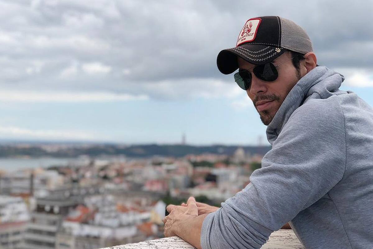 Enrique Iglesias lamenta la muerte de su ex padrastro