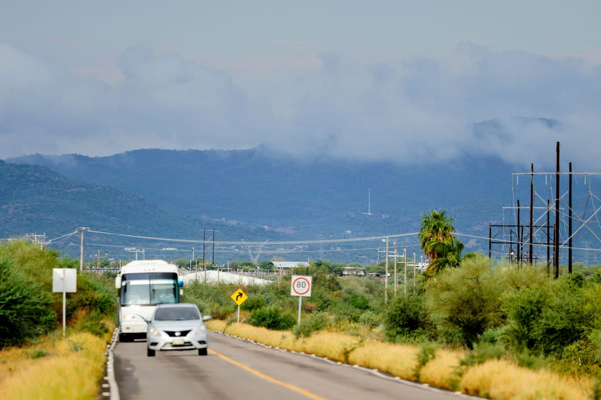 Lluvias, descargas eléctricas y rachas fuertes de viento llegarán al noreste y la sierra de Sonora en las próximas horas por efectos del monzón mientras el calor continúa con máximas de 40°C