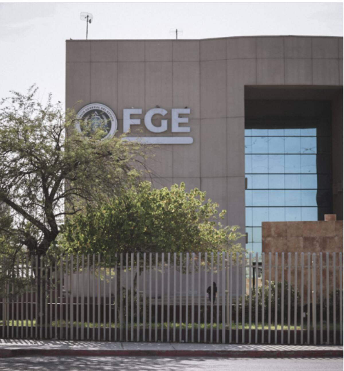 Tanto algunos familiares y vecinos fueron los primeros que salieron en apoyo de la mujer al retener a su expareja. Fue presentado ante el Ministerio Público con la finalidad de iniciar su proceso y determinar su situación.