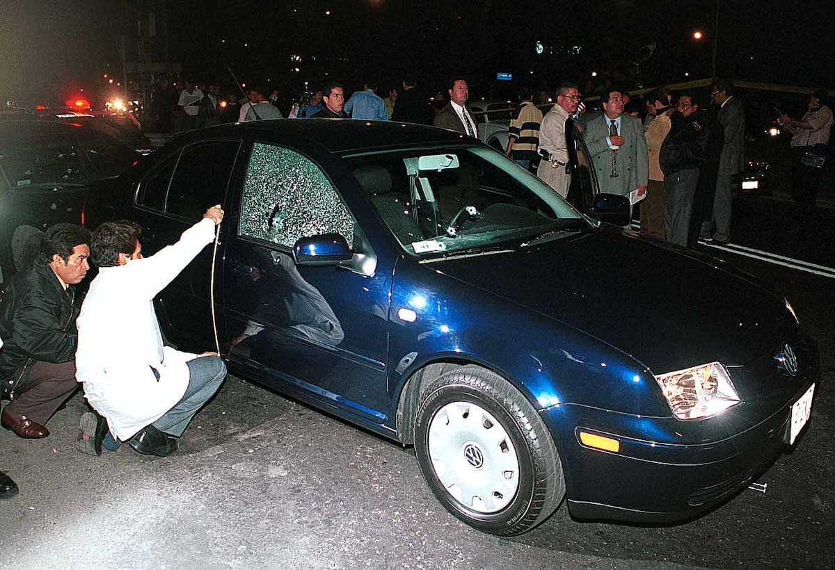 MEXDF23JUN2000. Ayer por la noche la periodista Lily Tellez fue victima de un atentado, cuando salia de las instalaciones de Television Azteca y un grupo de desconocidos abrieron fuego sobre su vehiculo hiriendo a su chofer y dos escoltas a cargo de la seguridad de la periodista.
FOTO: German Romero/CUARTOSCURO.COM