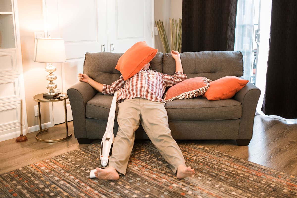 Aunque quedarse dormido en el sofá de forma ocasional es común, hacerlo constantemente puede alterar el sueño y generar molestias físicas. Foto: Pexels