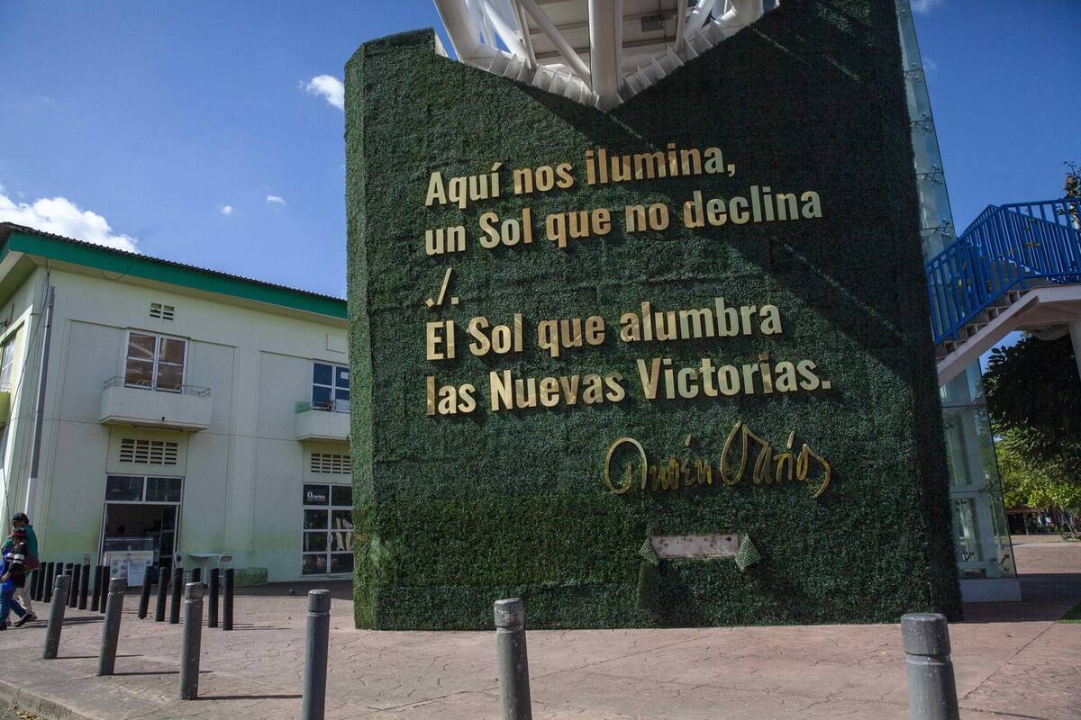 Mural con un fragmento de un poema de carnaval del poeta Rubén Darío