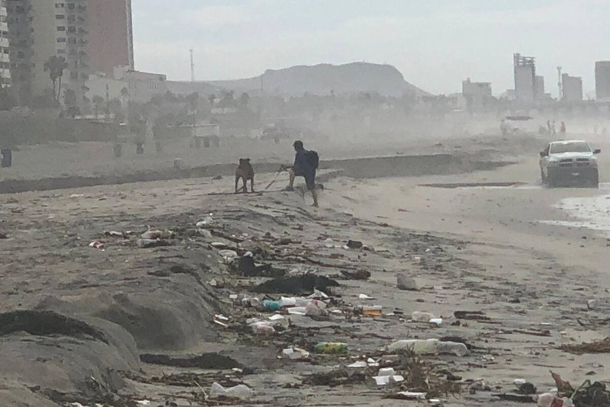 Lluvias en Rosarito arrastran basura desde arroyos y dejan las playas sucias