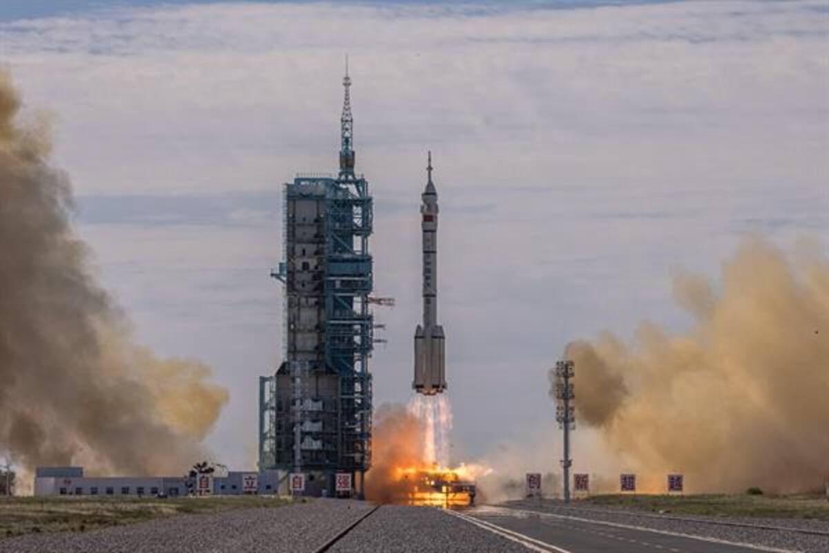 Nave que llevará a tres astronautas chinos al espacio despega con éxito