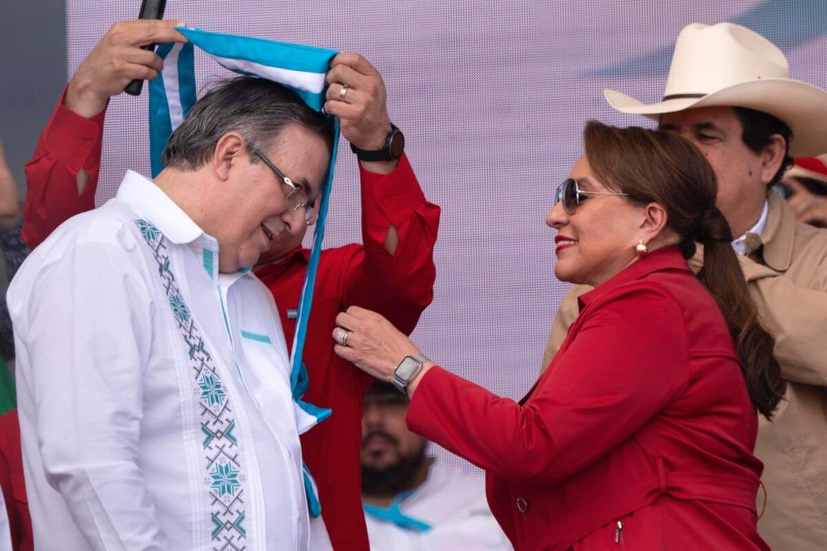 Marcelo Ebrard recibe condecoración en Honduras por su labor como Canciller