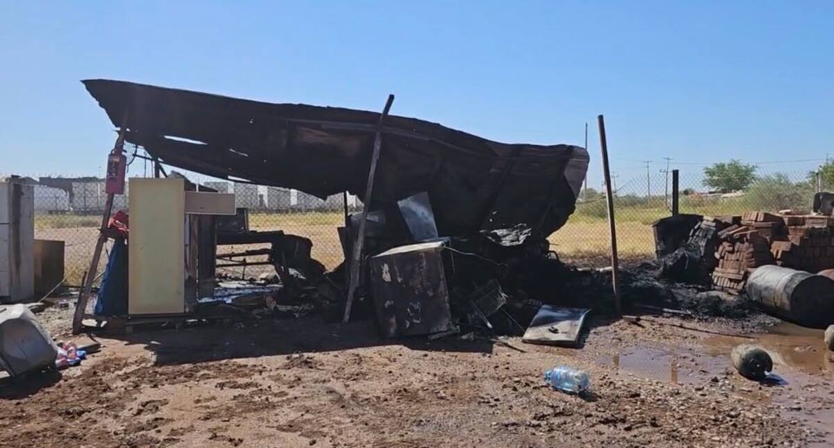 Un incendio en una yarda de camiones fue atendido por el cuerpo de Bomberos de Cajeme. Foto: Especial