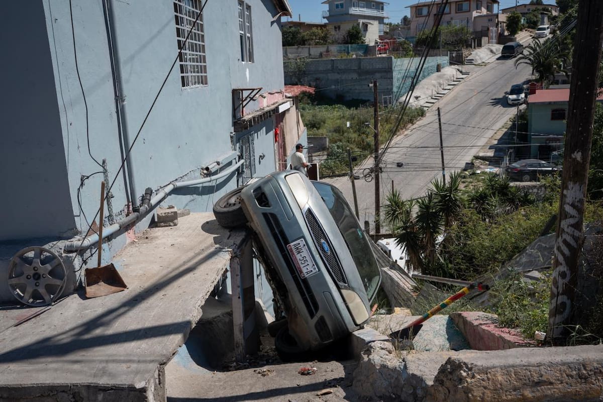 Vehículo pierde control y vuelca en escaleras de la colonia Obrera