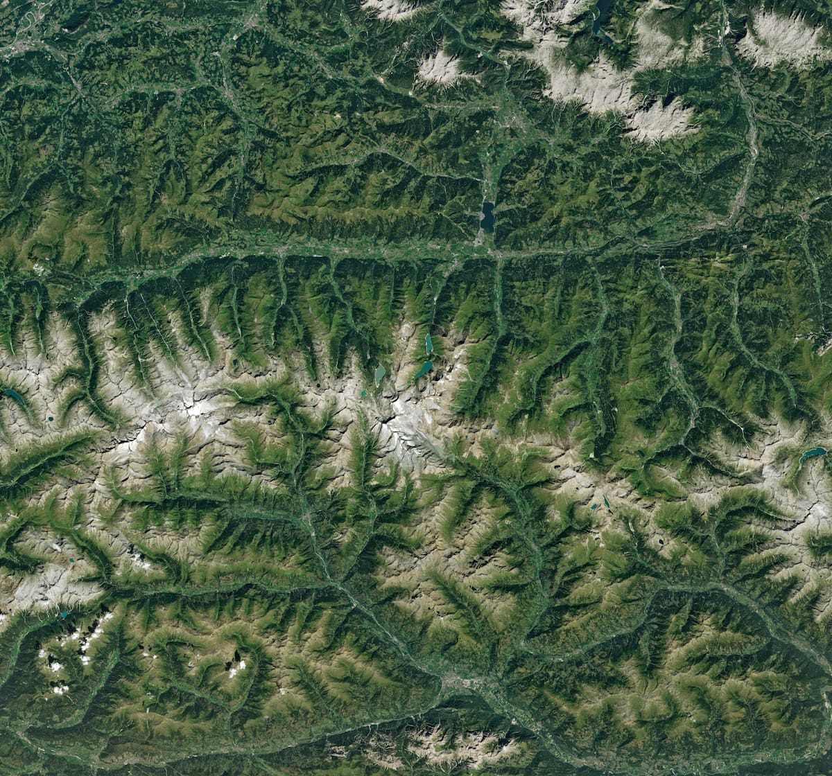 El Hufeisenbruch pasó de medir casi 900 metros de ancho en 1998 a unos 120 metros en 2025, según las mediciones citadas por NASA Earth Observatory.