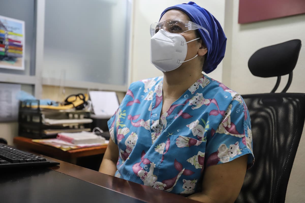 Doctora ‘inyecta’ ánimo a pacientes con coronavirus