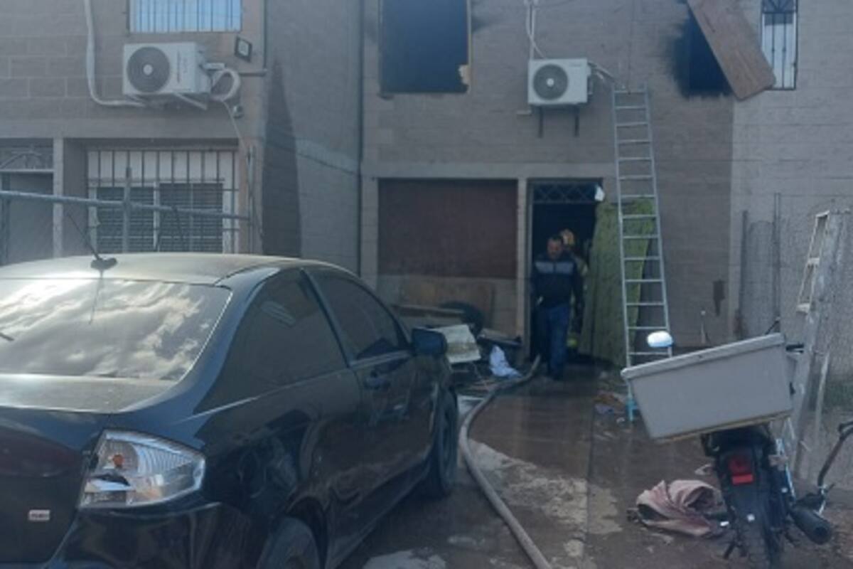 Policías municipales rescatan de incendio a un adulto mayor con discapacidad