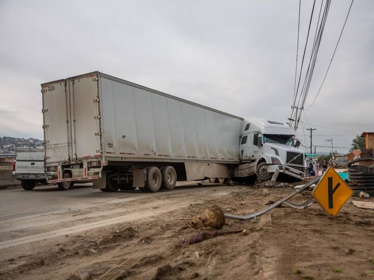 Tráiler se sale del camino en la Vía Rápida Alamar y causa daños a infraestructura