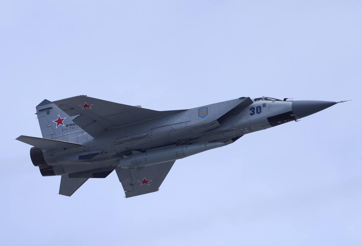FOTO DE ARCHIVO: Un avión de combate ruso MiG-31 equipado con un misil hipersónico Kinzhal sobrevuela la Plaza Roja durante un ensayo para un pase aéreo, que forma parte de un desfile militar que marca el aniversario de la victoria sobre la Alemania nazi en la Segunda Guerra Mundial, en el centro de Moscú
May 7, 2022. REUTERS/Maxim Shemetov