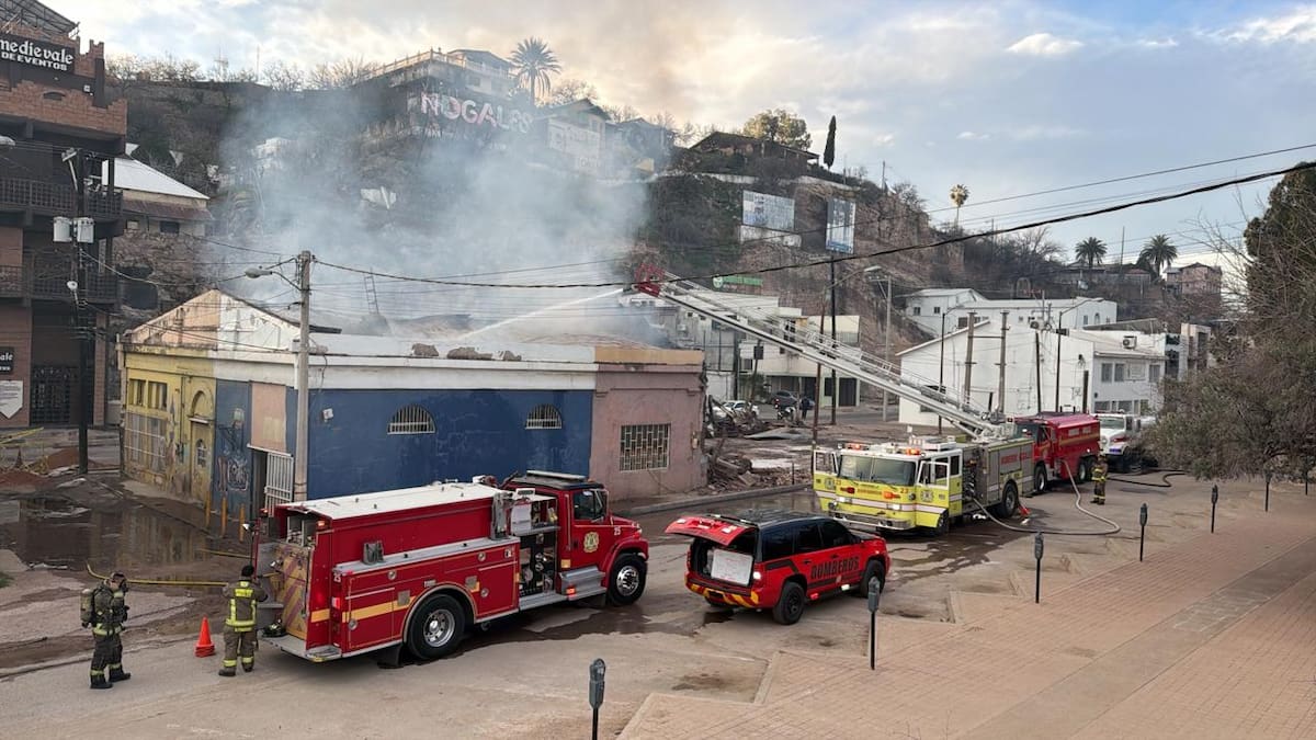 Bomberos de Nogales y Arizona trabajaron de manera coordinada para sofocar el incendio en un edificio comercial abandonado, ubicado a menos de 100 metros de la garita Morley. FOTO: MANUEL JIMÉNEZ