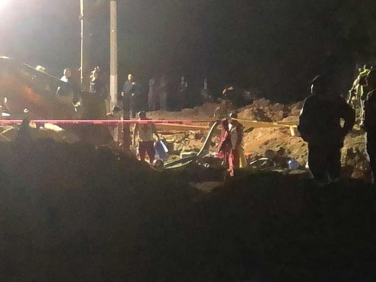 Rescatan sin vida a tres trabajadores atrapados en alcantarilla; una cuarta persona permanece delicada de salud