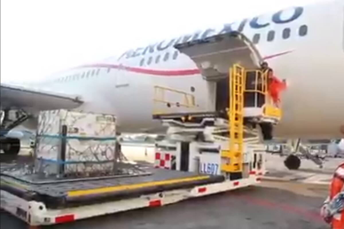 Arriba a México lote con sustancia activa de vacuna AstraZeneca contra el Covid-19