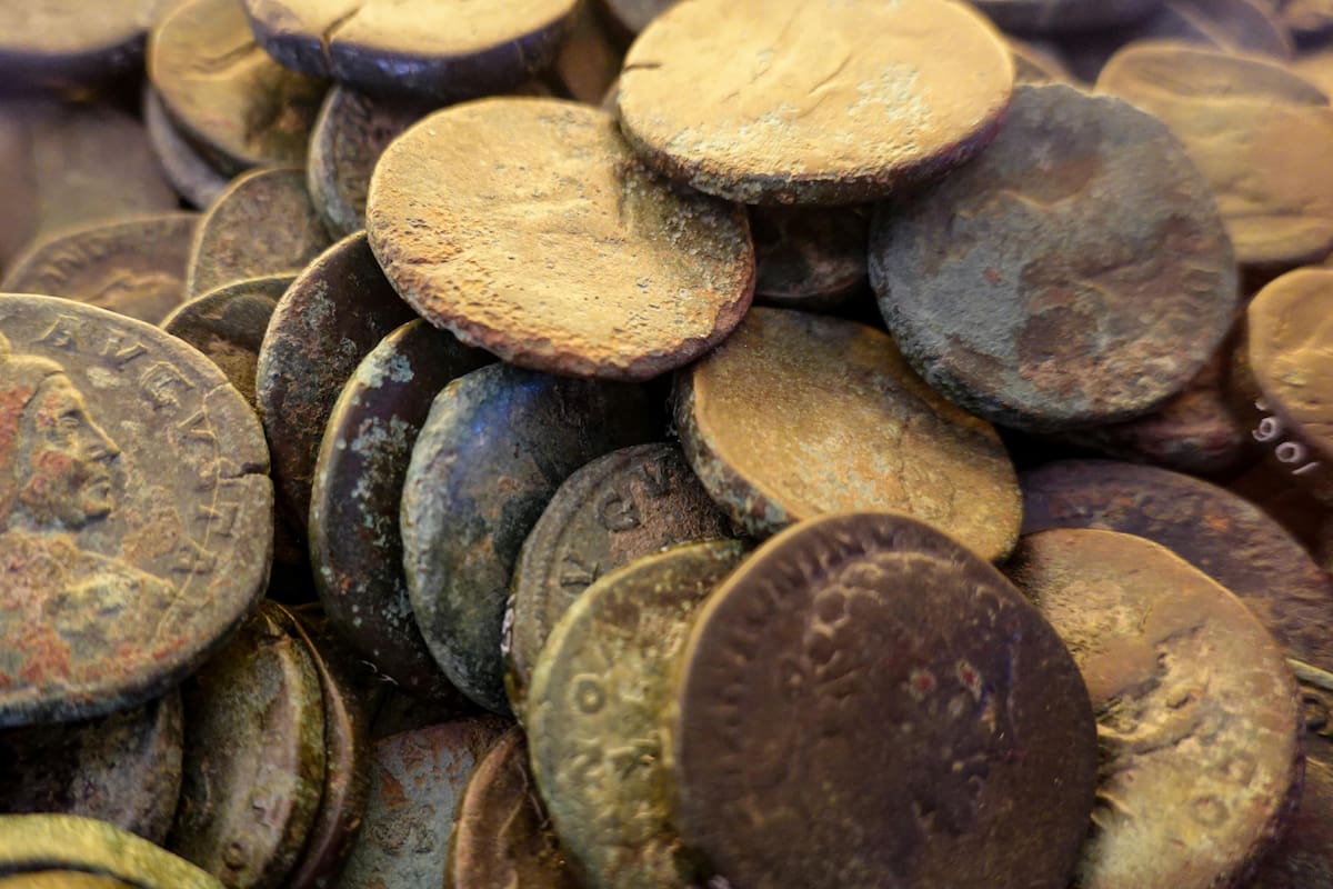 Descubren tesoro de monedas romanas de 1,900 años en Inglaterra