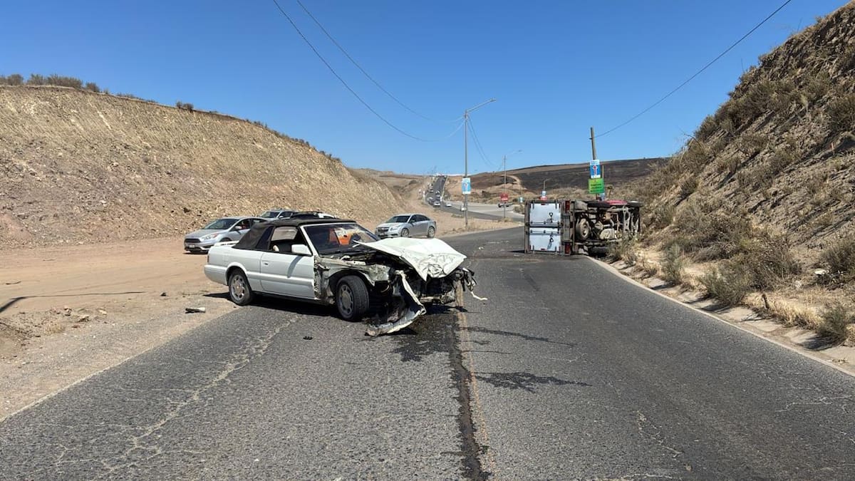 Un choque entre un sedán y una camioneta en la colonia Real de Rosarito dejó daños materiales y afectó el tránsito durante varias horas. Foto: Cortesía.