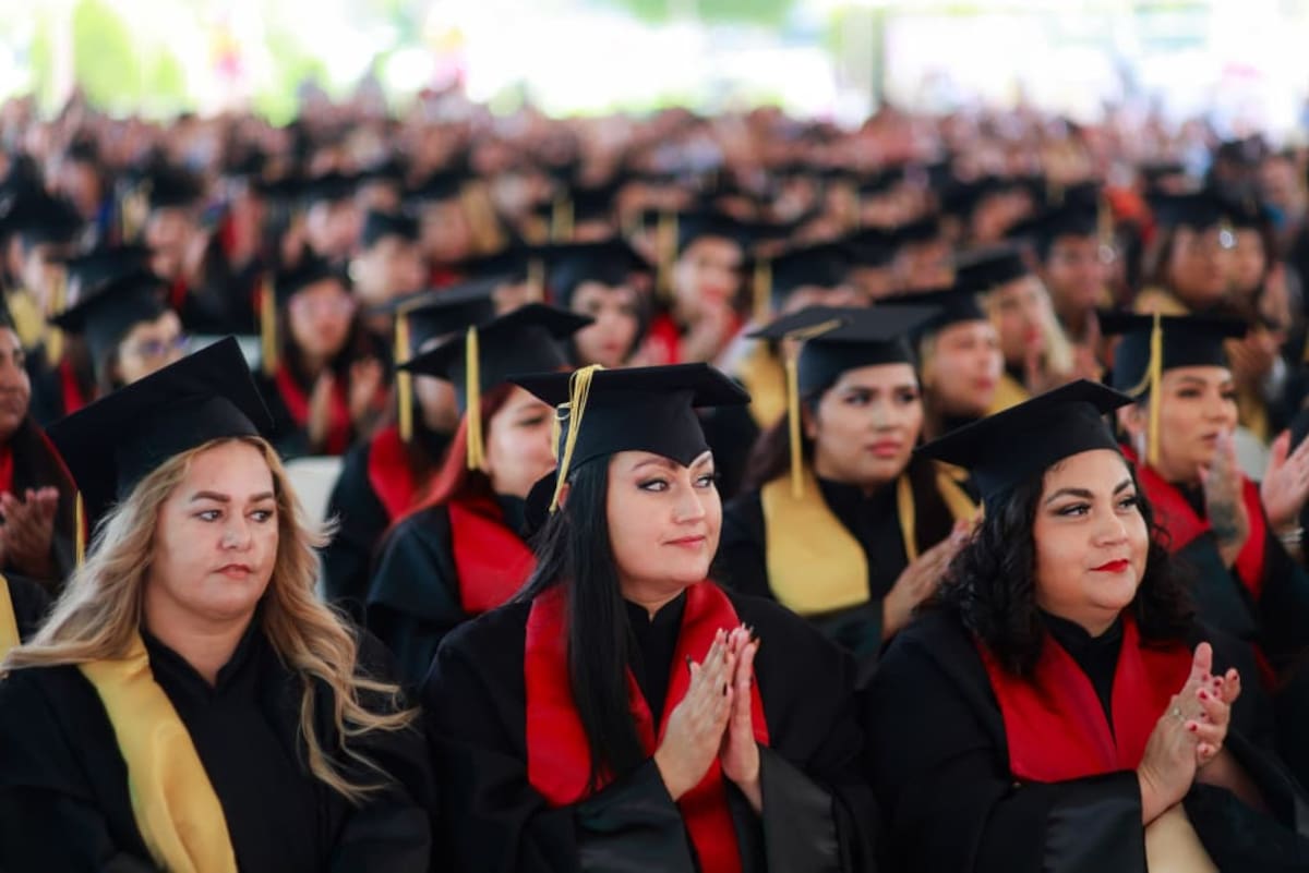 Durante la ceremonia, autoridades estatales reconocieron a las mujeres que concluyeron la preparatoria y anunciaron nuevos espacios gratuitos para continuar sus estudios. Foto: Cortesía