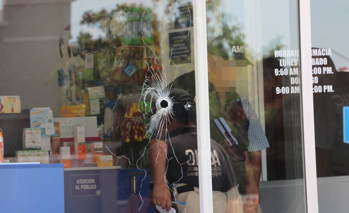 En varios de los negocios se aprecian los impactos de bala. FOTO: REDACCIÓN GH