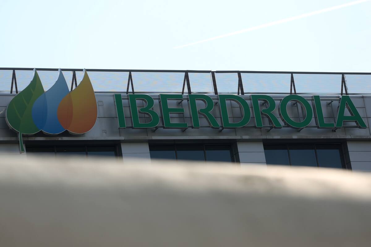 FOTO DE ARCHIVO. El logotipo de la empresa española de servicios públicos Iberdrola se ve fuera de su sede en Madrid, España, 23 de mayo de 2018. REUTERS/Sergio Pérez