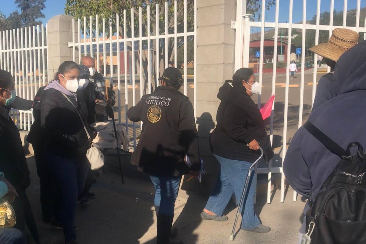 Acuden cientos de adultos mayores a vacunarse a la UTT
