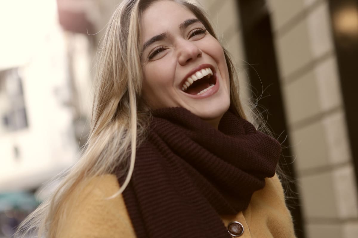 ¿Cuál es la explicación científica de la risa y cuáles son sus efectos terapéuticos?