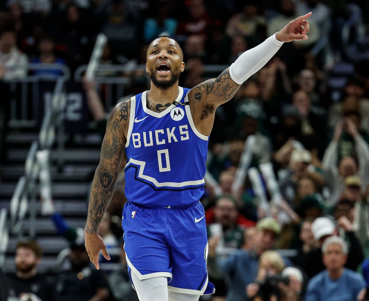 Damian Lillard, de los Bucks de Milwaukee, da indicaciones durante el partido ante el Thunder de Oklahoma City, el domingo 16 de marzo de 2025 (AP Foto/Jeffrey Phelps)