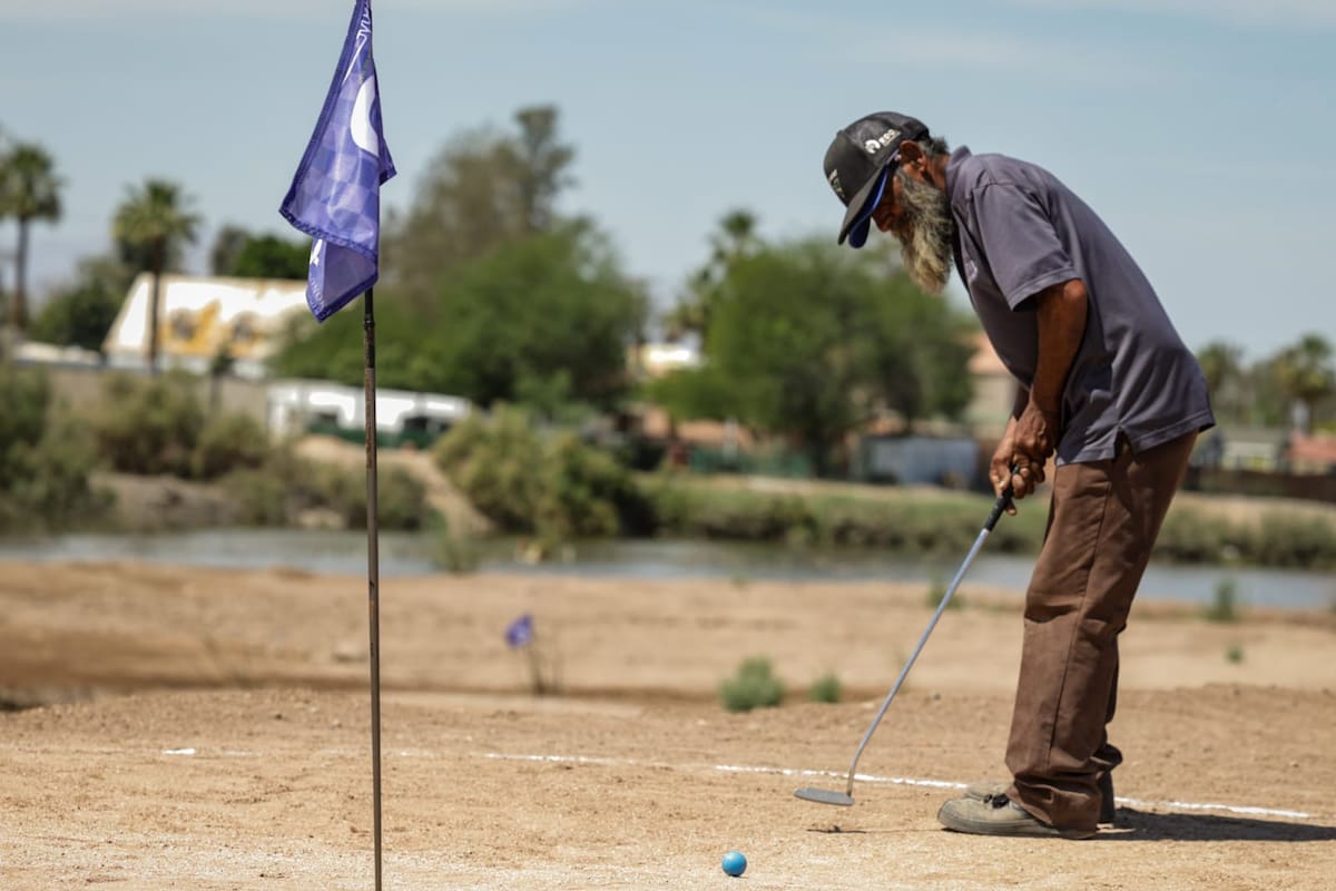 “Golfito Llanero” en Mexicali; palos prestados, hoyos de PVC y nueve hoyos en un lote baldío