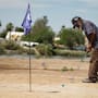 “Golfito Llanero” en Mexicali; palos prestados, hoyos de PVC y nueve hoyos en un lote baldío