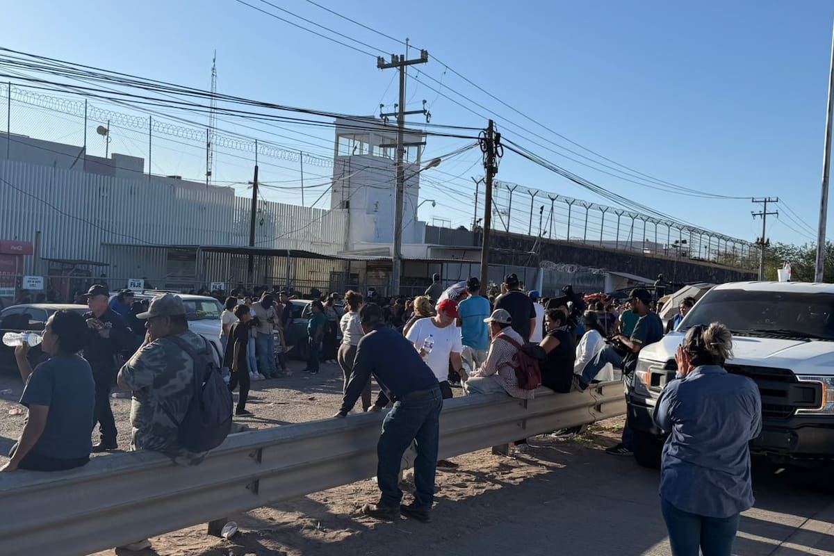 Familiares de internos bloquean carretera tras riña en Cereso de Ciudad Obregón que dejó un muerto y heridos