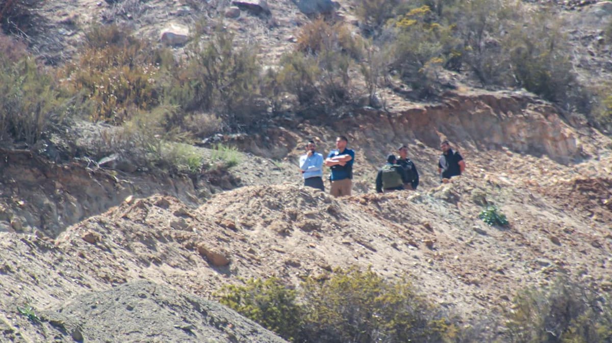 El cuerpo fue localizado la tarde del miércoles en un camino vecinal de la colonia Hindú. De manera preliminar, se informó que la víctima presentaba huellas de haber sido calcinada y que podría tratarse de un menor de entre 5 y 6 años. Foto: Border Zoom.